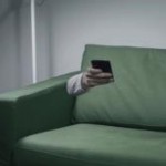 چک کردن گوشی همسر، جرم است؟