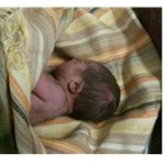 نجات نوزاد یکروزه از کنار جاده +عکس
