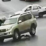 نجات معجزه آسای زنی که خودرو از روی آن عبور شد+ تصاویر