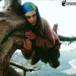 زندگی ۲ ساله ی این دختر بروی درخت (عکس)!