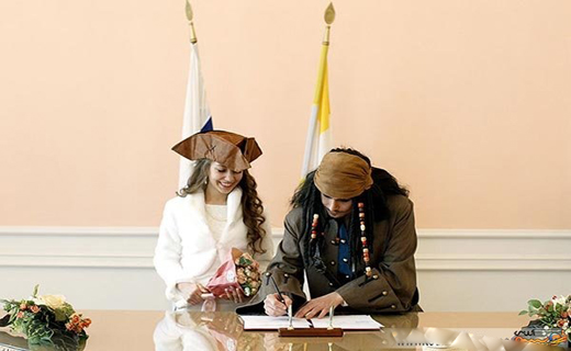جشن عروسی زوجی به سبک دزدان دریایی (عکس)
