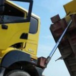 تک چرخ کامیون هنگام تخلیه بار