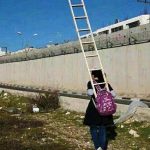 دخترفلسطینی که برای عبور از دیوار اسرائیلیها هر روز با “نردبان” به مدرسه می رود +عکس