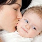 چرا باید کودکانمان را ببوسیم؟