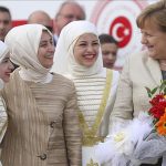 استقبال دختران محجبه از مرکل+عکس