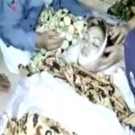 مرگ خواننده زن بر روی صحنه توسط مار کبری+عكس