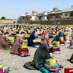 توزیع سبد کالا میان زنان افغان +عكس