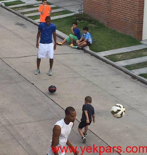  فوتبال بازی کردن مهاجم پرسپولیس با پسرش در خیابان