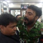 آرایشگری که با دهانش مو کوتاه میکند + عکس