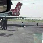 نماز شکر خلبان ایرانی پس از فرود اضطراری+عكس
