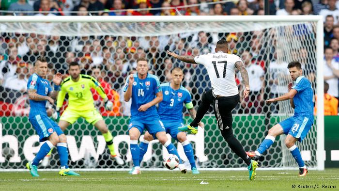 UEFA EURO 2016 - Achtelfinale | Deutschland vs. Slowakei 1 Tor Boateng schießt