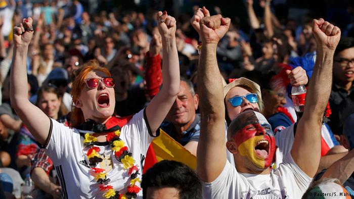 UEFA EURO 2016 - Achtelfinale | Deutschland vs. Slowakei Fans feiern