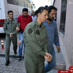 عکس/ دستگیری خلبان زن که در کودتا همکاری داشته