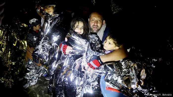 Mann und Kinder in Decke (Foto: Reuters/Y. Behrakis)