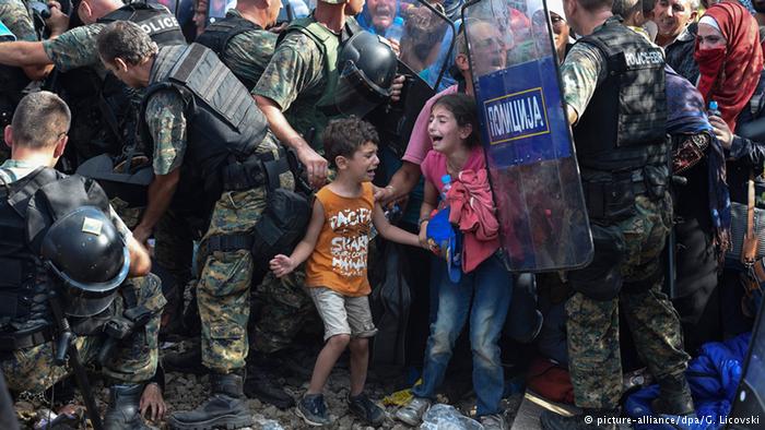 Kinder zwischen Polizisten (Foto: Georgi Licovski)