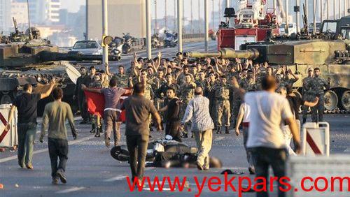 این تصویر لحظه‌ای است که گروهی از 60 سرباز نیروهای کودتاچی در پل بوسفر استانبول خود را تسلیم می‌کنند