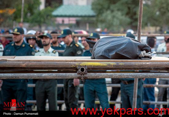 عکس: اعدام دو متجاوز به عنف در کرج