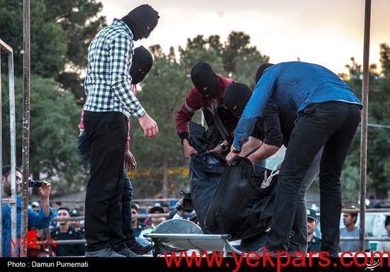 عکس: اعدام دو متجاوز به عنف در کرج