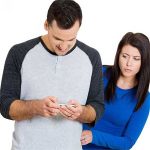 با میل شدید همسرم به چک کردن موبایل، چه کنم؟