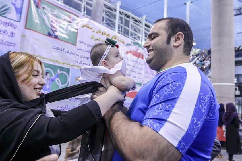 بهداد سلیمی عشقش را در آغوش کشید 