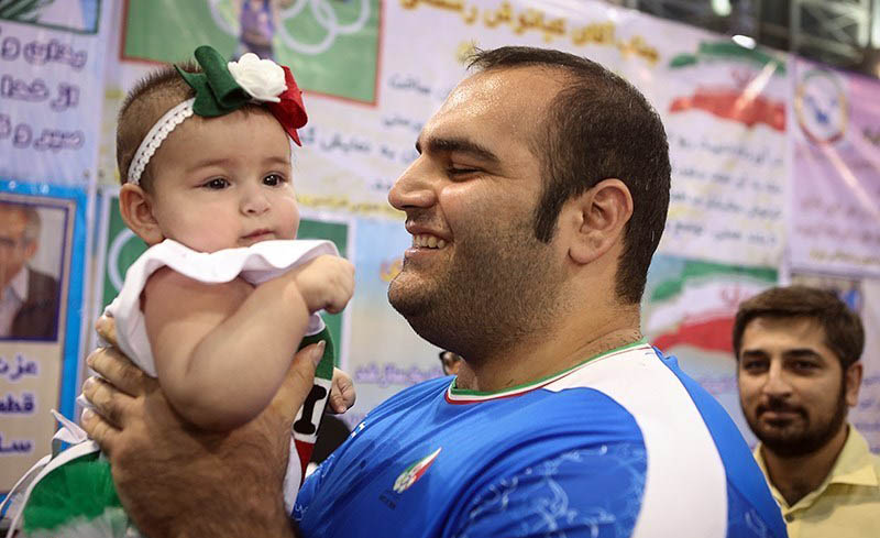 بهداد سلیمی عشقش را در آغوش کشید 