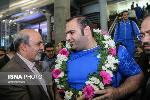 بهداد سلیمی عشقش را در آغوش کشید 