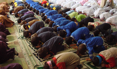 فاصله زن و مرد در نماز ,فاصله زن و مرد در نماز