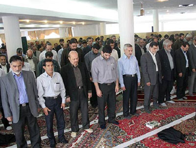 فاصله زن و مرد در نماز ,فاصله زن و مرد در نماز