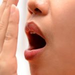 ۱۳ توصیه آسان برای رفع بوی بد دهان