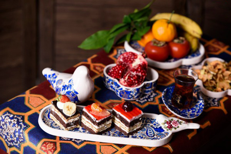 سفره شب یلدا عکس,چیدمان سفره یلدا با ظروف سفالی