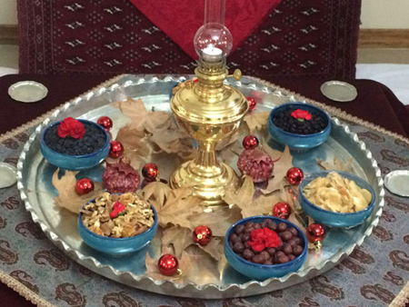 چیدمان سفره یلدا با ظروف سنتی,سفره شب چله