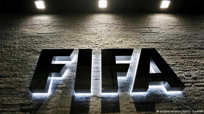 Schweiz Zürich FIFA Logo am Hauptquartier (picture-alliance/dpa/S. Schmidt)