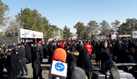 پیکر شهدای حادثه پلاسکو بر دوش آتش‌نشان‌ها/ محدودیت ترافیکی اطراف مصلای امام خمینی(ره) + فیلم و عکس