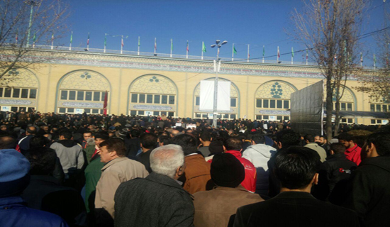 پیکر شهدای حادثه پلاسکو بر دوش آتش‌نشان‌ها/ محدودیت ترافیکی اطراف مصلای امام خمینی(ره) + فیلم و عکس