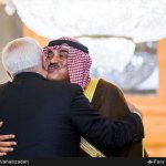 وزیر خارجه کویت هنگام روبوسی با ظریف از خوشحالی در پوست خود نمیگنجد+عکس
