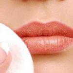 آرایش لب : ماندگاری رژ لب را چگونه بیشتر کنیم؟