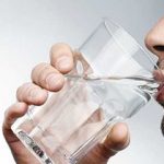 با معده خالی آب گرم بخورید تا یبوست نگیرید