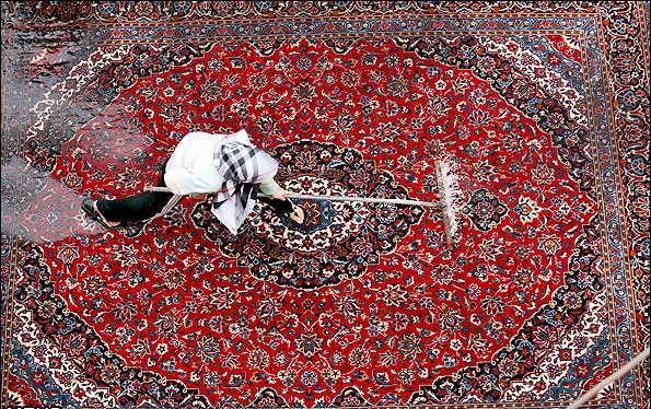 بدون آنکه ریالی هزینه کنید، فرش و موکت تان را برق بیاندازید