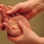 بعد از خانه تکانی با ماساژ دستانتان را زیبا کنید مجموعه: سلامت پوست