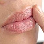 چند عادت که خشک شدگی لب در هوای سرد را برطرف می کند