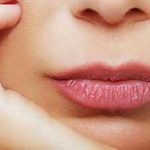 ۶ درمان طبیعی برای لبهای خشک و ترک خورده