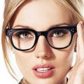 چه کنیم آرایش چشم زیر عینک زیباتر جلوه کند؟