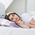 مشکلاتی که خوابیدن با آرایش ایجاد میکند