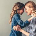 رازهای تربیت دختری شاد و قوی