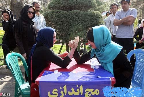 عکسی از مسابقه مچ اندازی دختران در تهران