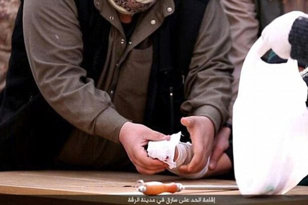 داعش دست یک نفر را با ساطور قطع کرد+ تصاویر (16+)