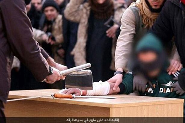 داعش دست یک نفر را با ساطور قطع کرد+ تصاویر (16+) داعش دست یک نفر را با ساطور قطع کرد+ تصاویر (16+)