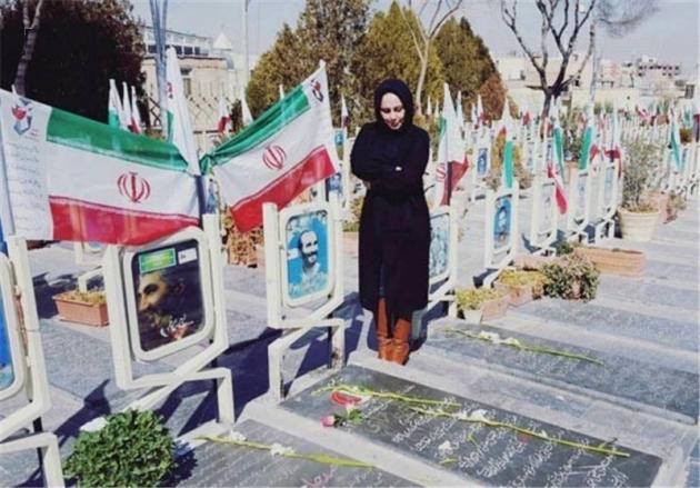 خانم بازیگر کنار مزار سرداران شهید +عکس