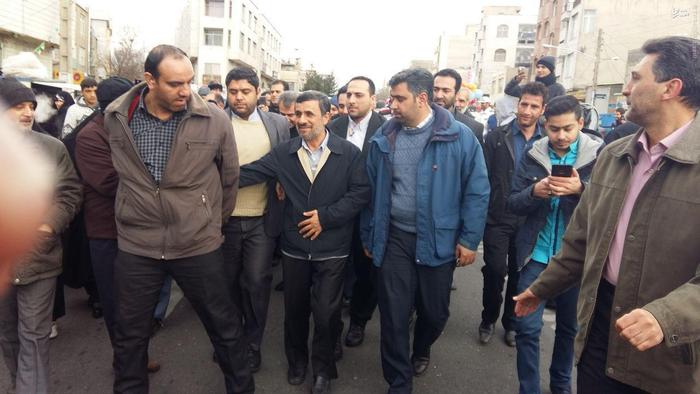 احمدی‌نژاد در راهپیمایی 22 بهمن+عكس