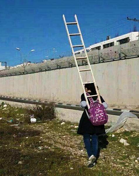 دخترفلسطینی که برای عبور از دیوار اسرائیلیها  هر روز با “نردبان” به مدرسه می رود +عکس